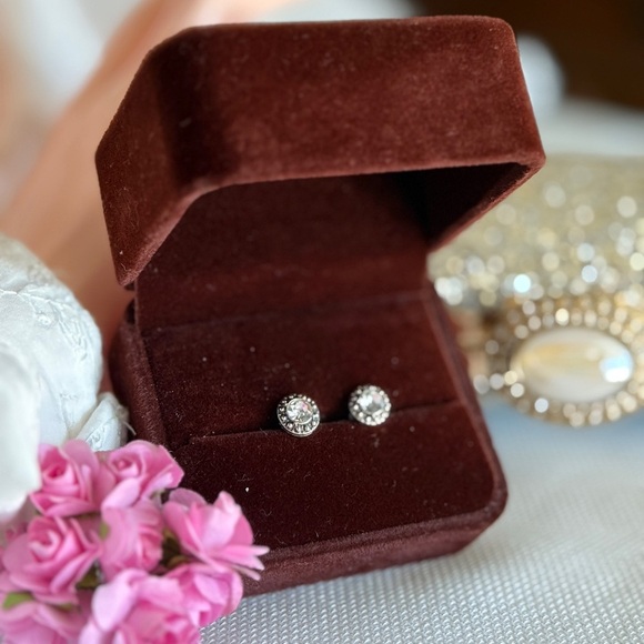 Silver Tone Fashionable  Casual Earrings - Picture 6 of 6